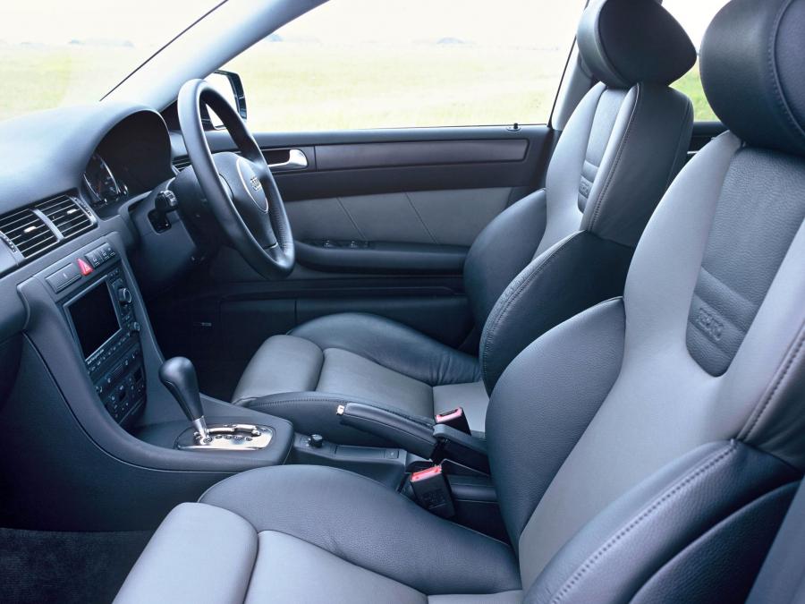 Интерьер Audi RS6 plus Avant (4B, C5) 2004 года  (UK) (фото 13 из 14)